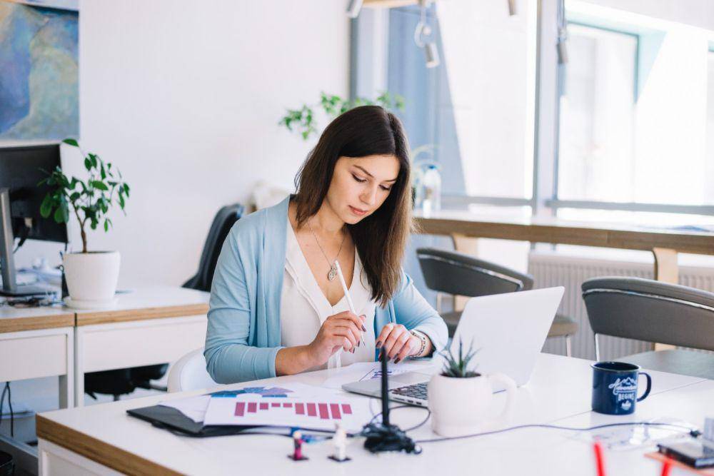 Ilustrasi wanita bekerja di kantor (freepik.com/freepik)