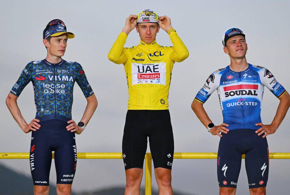 Remco Evenepoel (kanan) berdiri di atas podium Tour de France 2024 bersama Jonas Vingegaard dan Tadej Pogacar. (twitter.com/soudalquickstep)