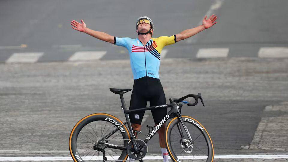Remco Evenepoel meraih medali emas balap sepeda jalan raya di Olimpiade 2024. (olympics.com)