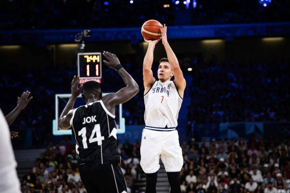 Bogdan Bogdanovic melepaskan tembakan tiga angka saat melawan Sudan Selatan di Olimpiade 2024. (fiba.basketball)