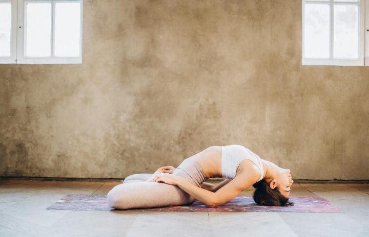 ilustrasi bridge pose (pexels.com/Elina Fairytale)