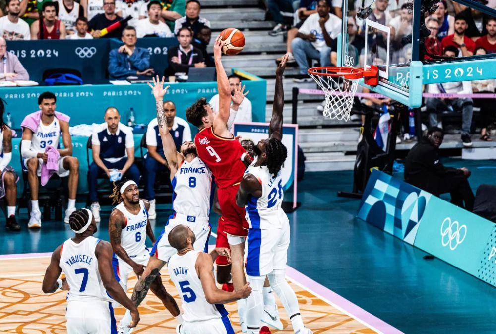 Franz Wagner melakukan dunk dalam laga kontra Prancis di Olimpiade 2024. (fiba.basketball)