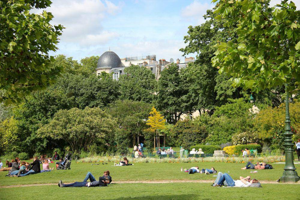 Potret warga piknik di salah satu taman kota di Paris, Prancis (unsplash.com/shalevcohen)