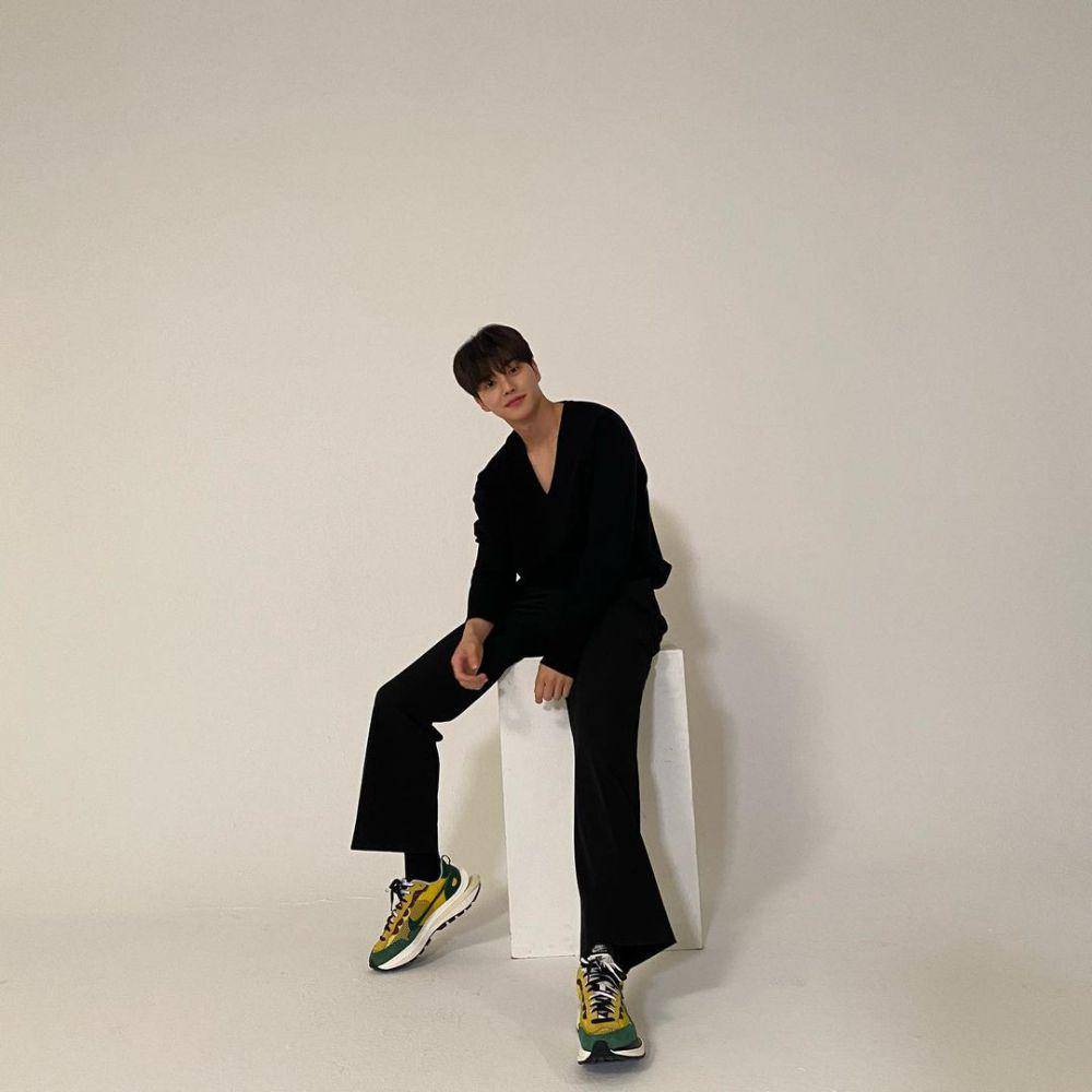 outfit nuansa hitam ala Song Kang (instagram.com/@songkang_b)