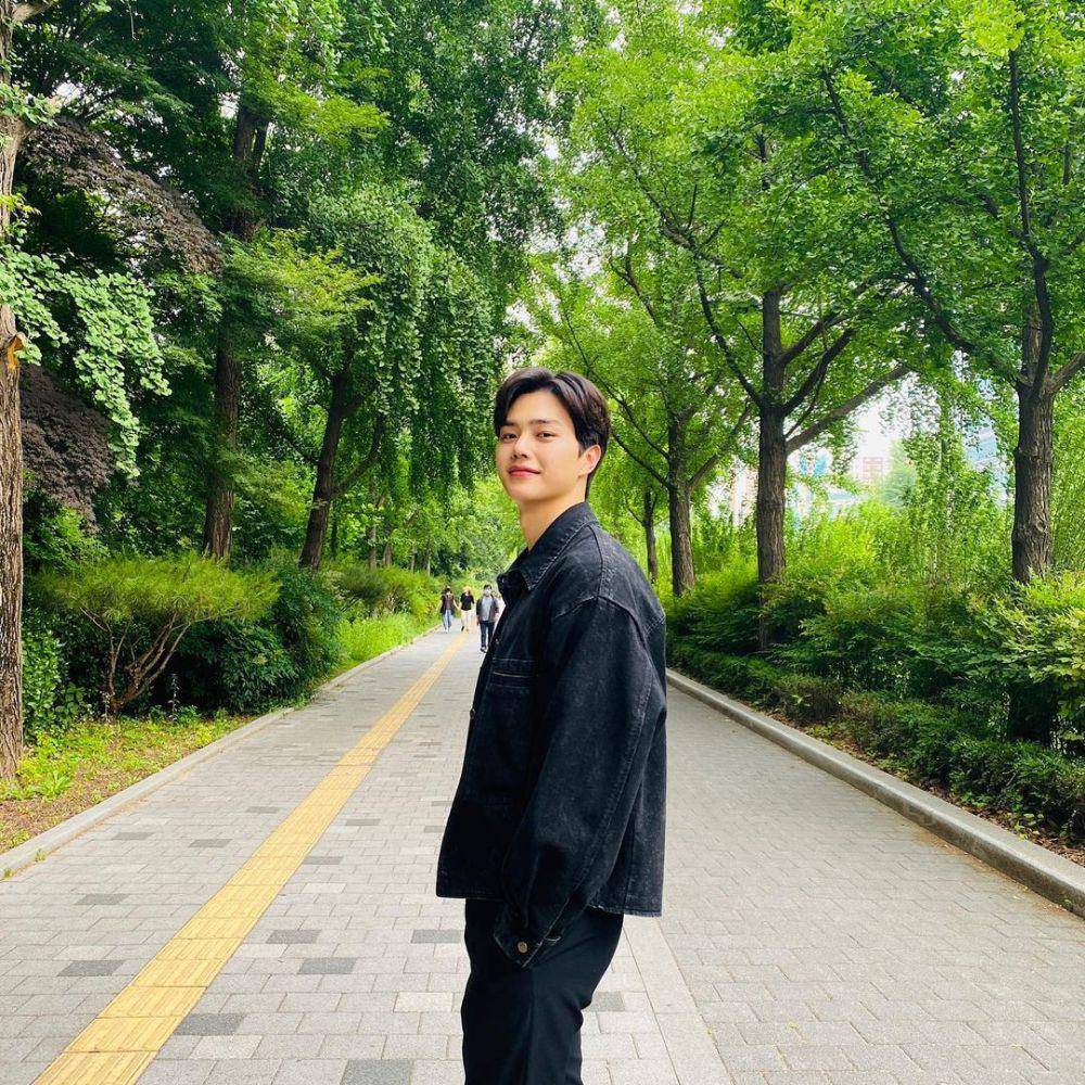 outfit nuansa hitam ala Song Kang (instagram.com/@songkang_b)