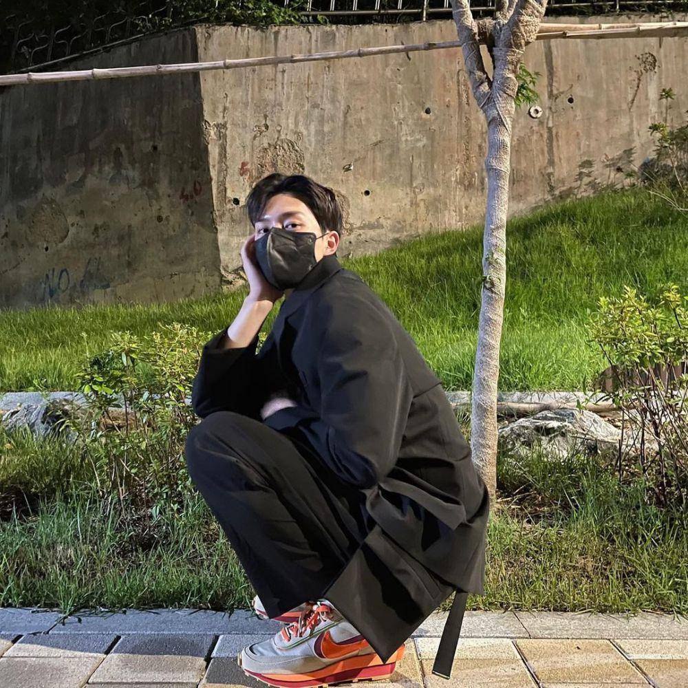outfit nuansa hitam ala Song Kang (instagram.com/@songkang_b)