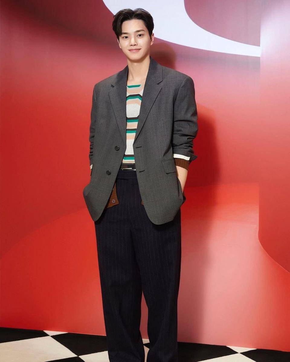 outfit nuansa hitam ala Song Kang (instagram.com/@songkang_b)