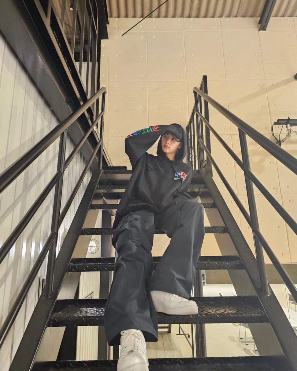 outfit kasual ala Felix Stray Kids (instagram.com/@yong.lixx)