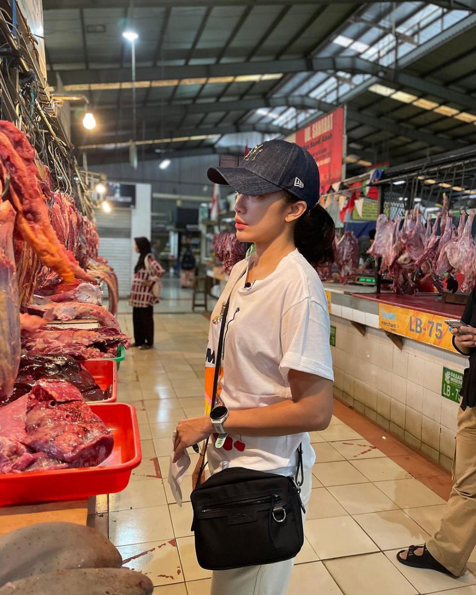 potret Ussy Sulistiawaty belanja di pasar (instagram.com/ussypratama)