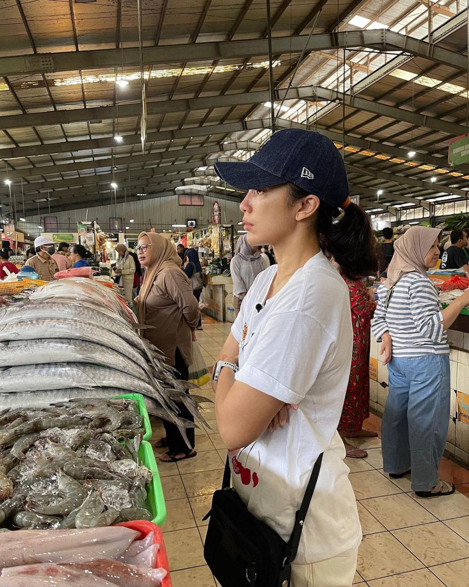 potret Ussy Sulistiawaty belanja di pasar (instagram.com/ussypratama)