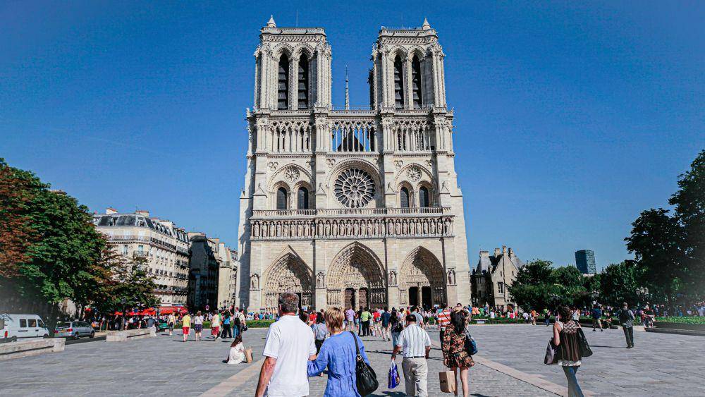 Poret Notre Dame Cathedral di Paris, Prancis (unsplash.com/ironstagram)