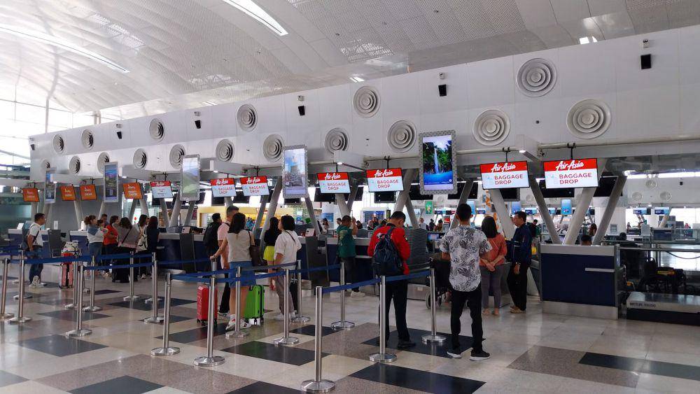 ilustrasi check in counter bandara (unsplash.com/Edwin Petrus)