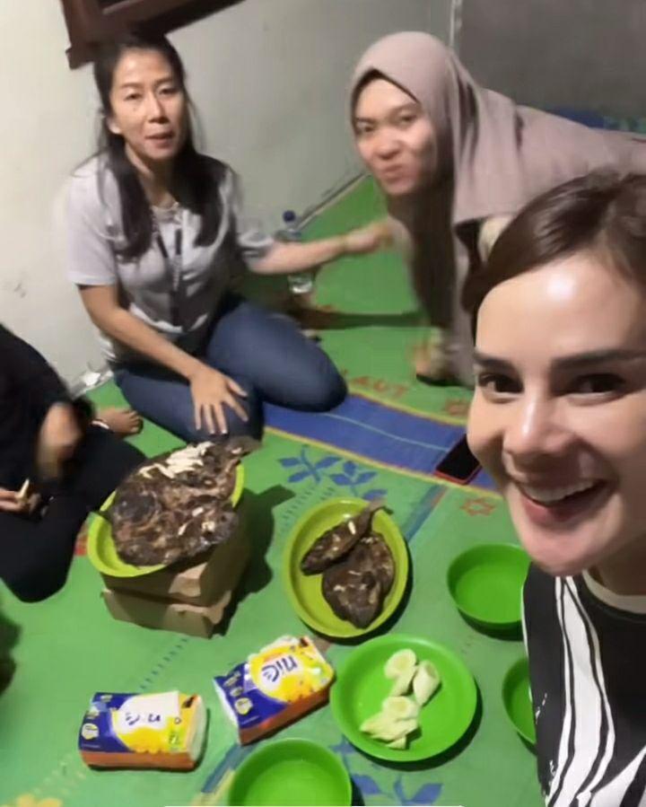 potret Astrid Tiar liburan sambil kerja di Samosir (instagram.com/astridtiar127)