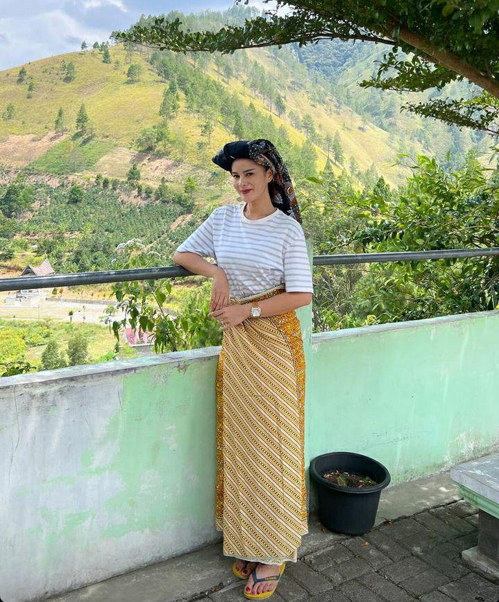 potret Astrid Tiar liburan sambil kerja di Samosir (instagram.com/astridtiar127)
