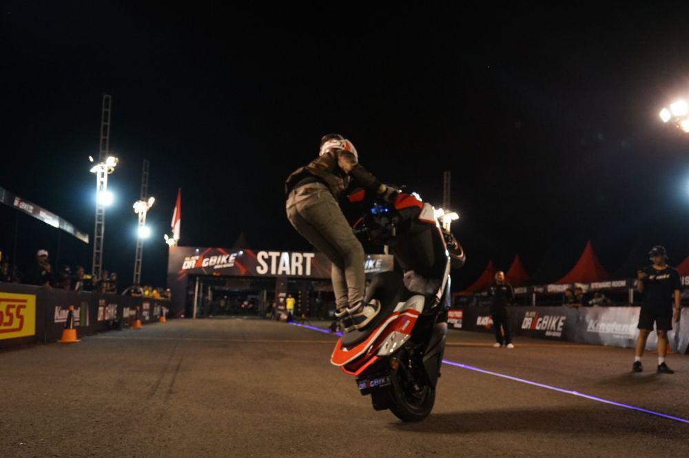 Biker menjajal motor listrik Polytron Fox-R dalam kompetisi fun drag race di ajang Black DragBike 2024 di Sirkuit Skadron 31/AYC Penerbad Semarang, Sabtu (3/8/2024) malam. (dok. Polytron)