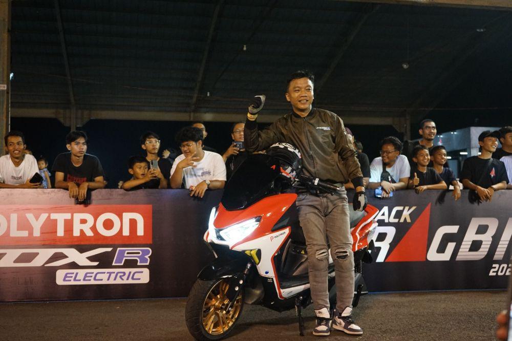 Biker menjajal motor listrik Polytron Fox-R dalam kompetisi fun drag race di ajang Black DragBike 2024 di Sirkuit Skadron 31/AYC Penerbad Semarang, Sabtu (3/8/2024) malam. (dok. Polytron)