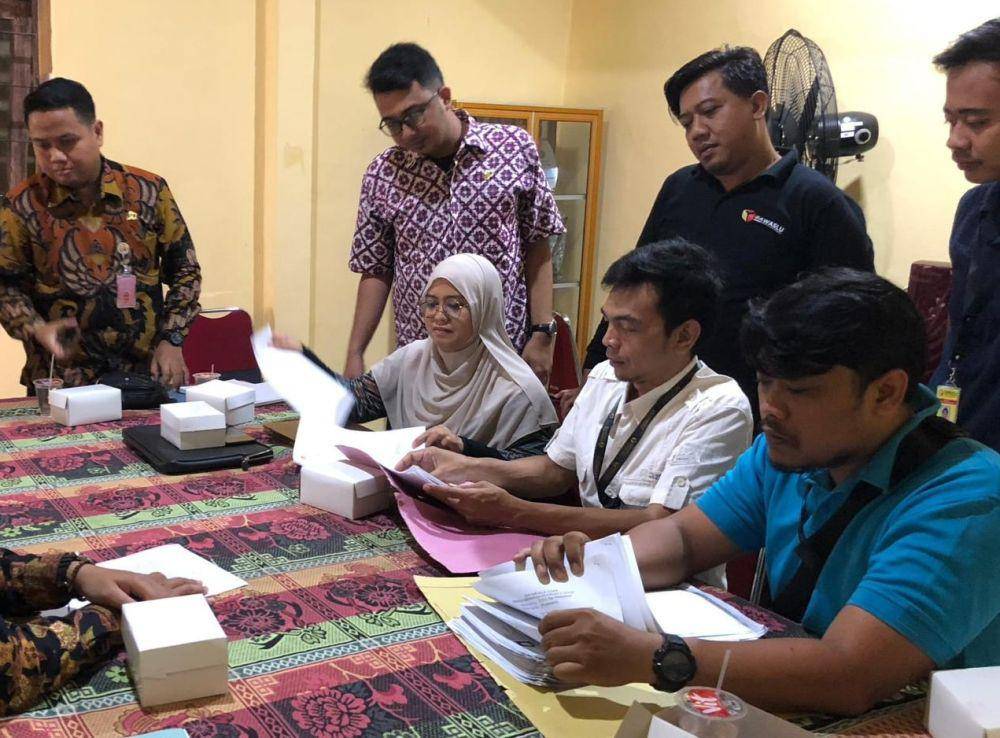 Bawaslu Kota Semarang sedang melakukan uji sampling dan pemeriksaan terhadap berkas pendaftar pantarlih. (dok. Bawaslu)