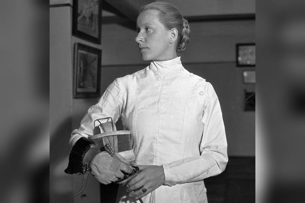 Atlet anggar Olimpiade Helene Mayer berpose untuk The Los Angeles Times pada 1936. (commons.wikimedia.org/The Los Angeles Times)