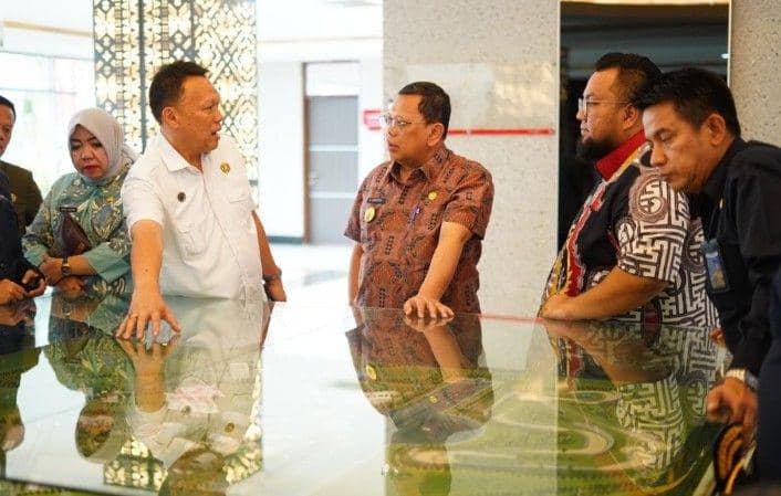 Pj Wako Palembang Ucok Abdulrauf cek potensi IPAL di Jakabaring (IDN Times/Feny Maulia Agustin)