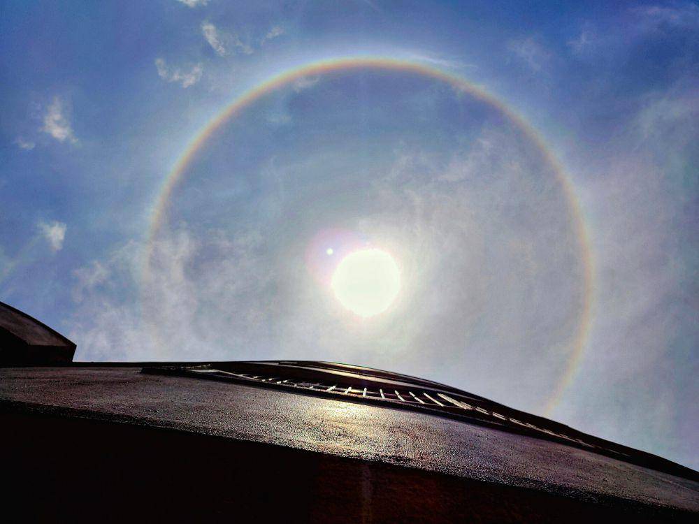 Sun halo ring (commons.wikimedia.org/Deepeshmd)