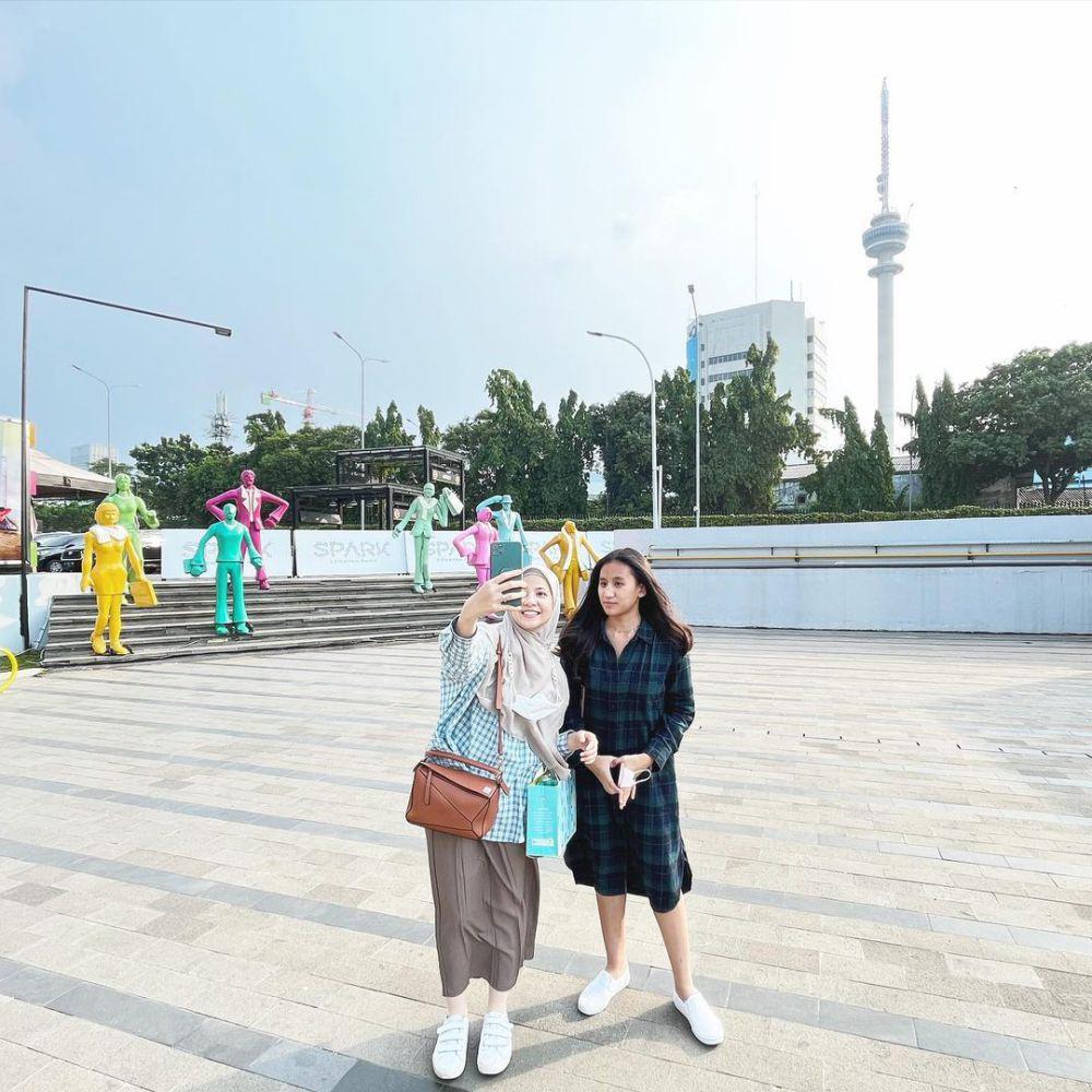 Padu padan kemeja Natasha Rizky (Instagram.com/natasharizkynew)