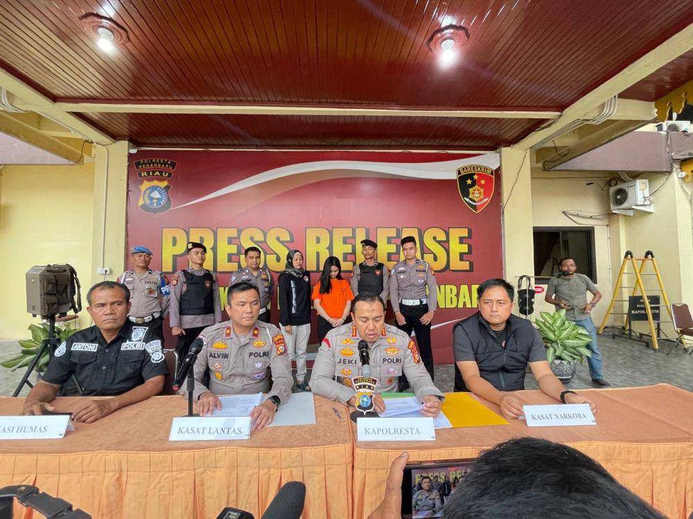 Satlantas Polresta Pekanbaru menetapkan seorang mahasiswi, Marisa Putri (21) sebagai tersangka usai menabrak ibu rumah tangga (IRT) Renti Marningsih (46). (dok. Polresta Pekanbaru)
