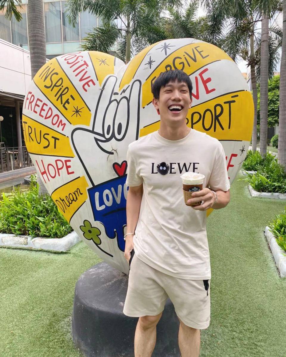 potret outfit traveling dengan celana pendek ala Great Sapol (instagram.com/grtsp)