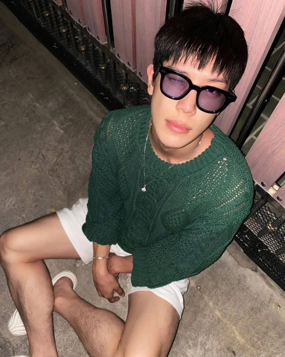potret outfit traveling dengan celana pendek ala Great Sapol (instagram.com/grtsp)