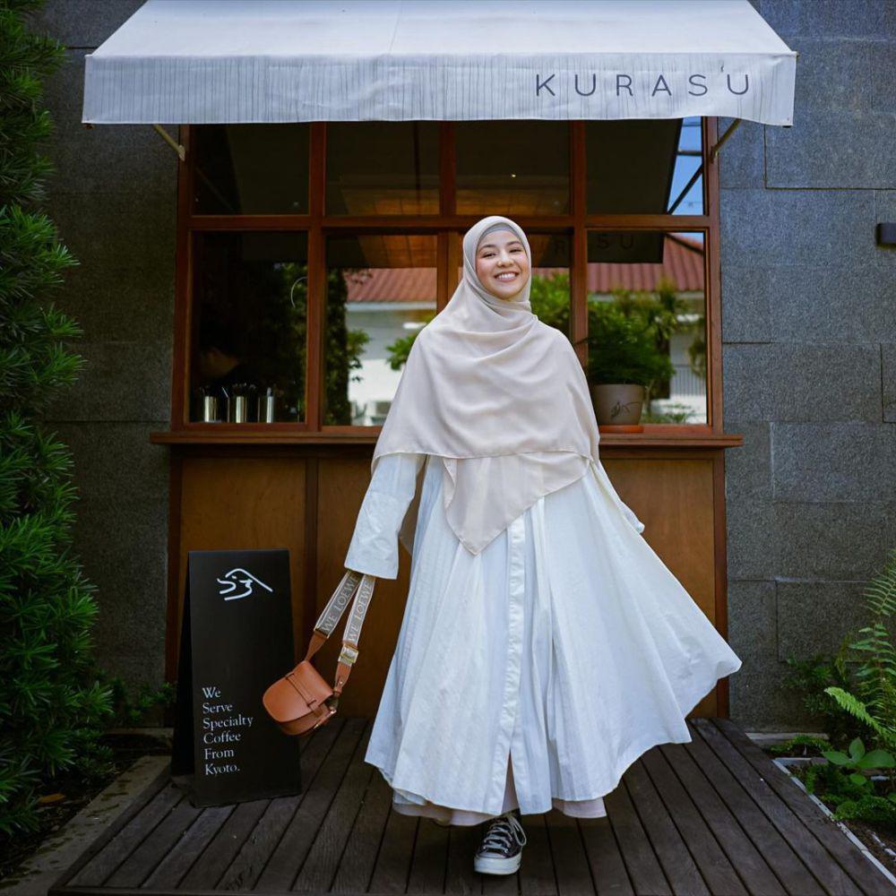 Padu padan kemeja Natasha Rizky (Instagram.com/natasharizkynew)