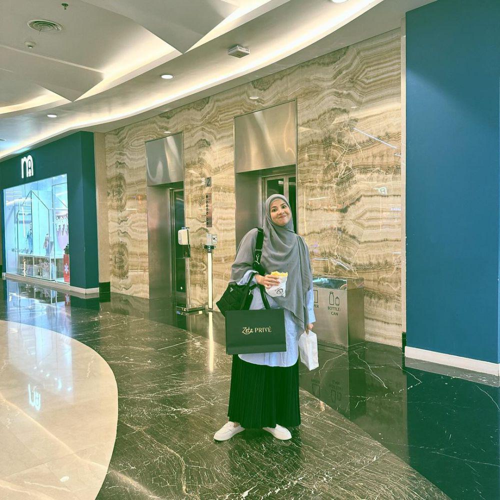 Padu padan kemeja Natasha Rizky (Instagram.com/natasharizkynew)