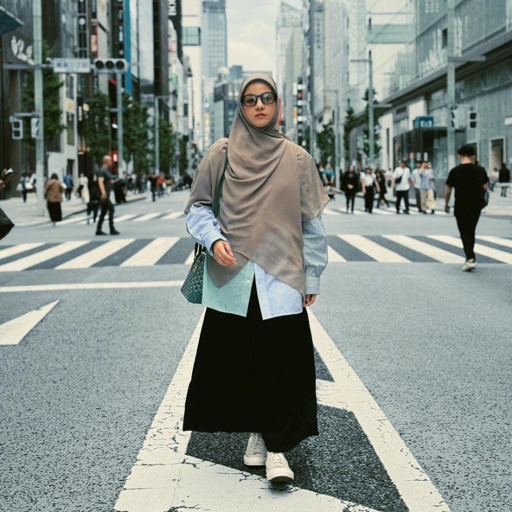 Padu padan kemeja Natasha Rizky (Instagram.com/natasharizkynew)