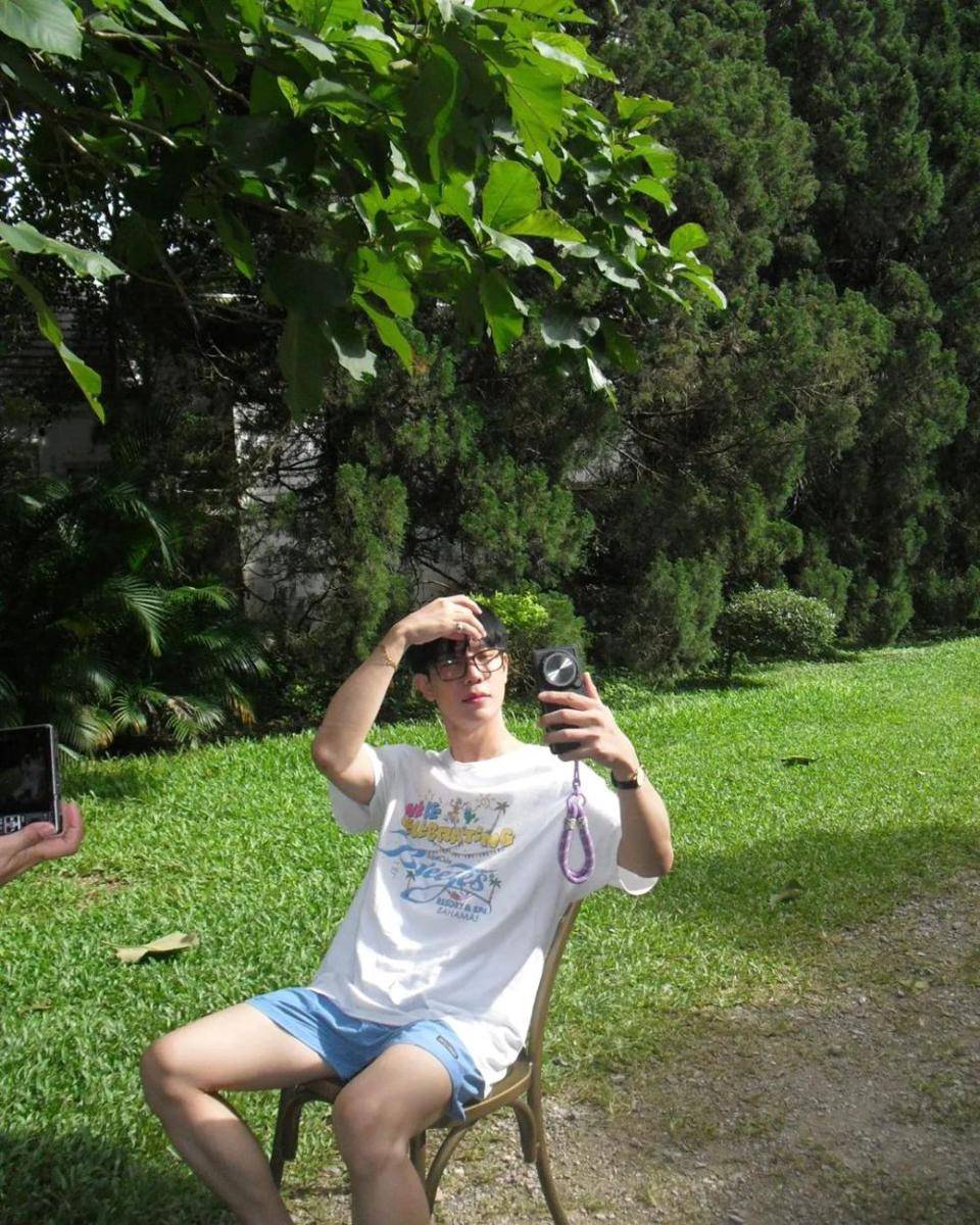potret outfit traveling dengan celana pendek ala Great Sapol (instagram.com/grtsp)