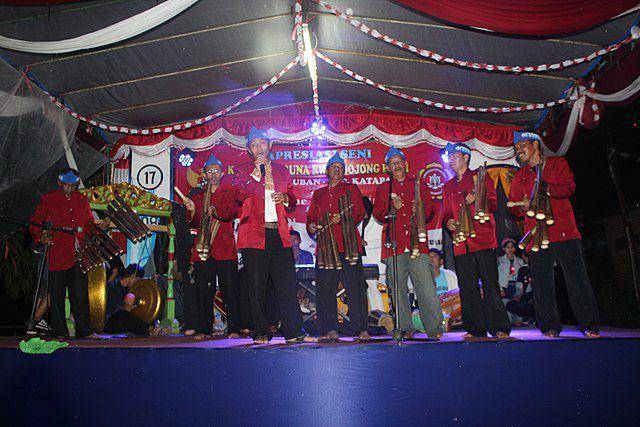 Pentas seni di malam resepsi 17 Agustus (commons.wikimedia.org/Pandi Ahmad Gunawan)