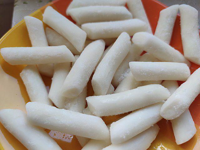 ilustrasi tteokbokki (commons.wikimedia.org/teemeah)