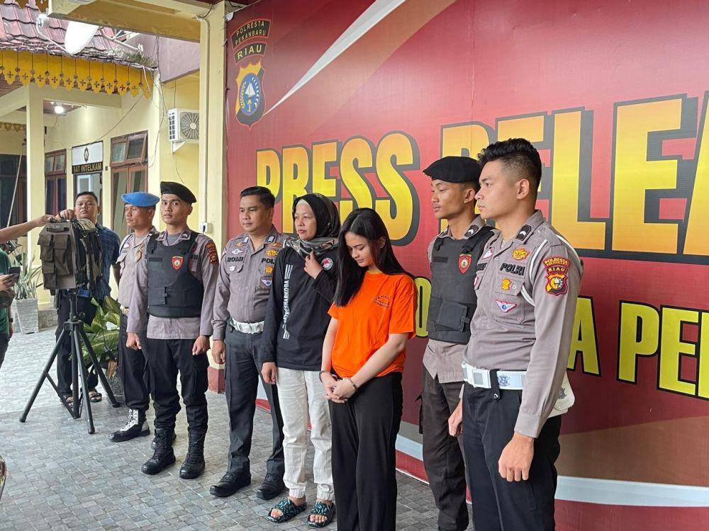 Satlantas Polresta Pekanbaru menetapkan seorang mahasiswi, Marisa Putri (21) sebagai tersangka usai menabrak ibu rumah tangga (IRT) Renti Marningsih (46). (dok. Polresta Pekanbaru)