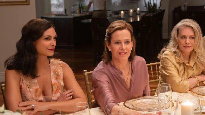 Morena Baccarin, Sigourney Weaver, dan Beverly D'Angelo dalam film The Good House. (dok. Lionsgate/The Good House)