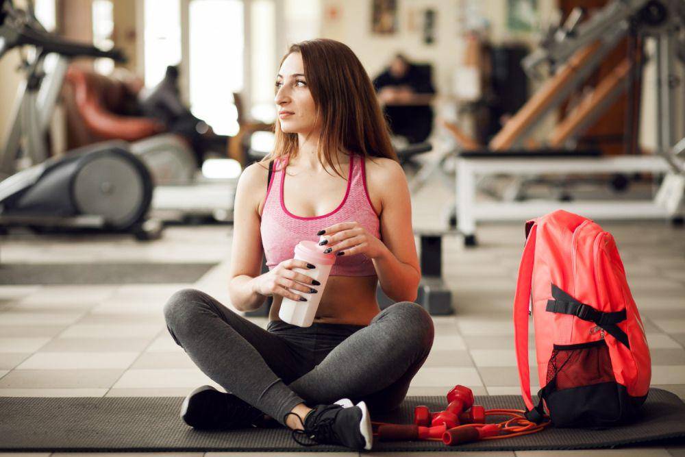Ilustrasi wanita berolahraga di gym (freepik.com/senivpetro)
