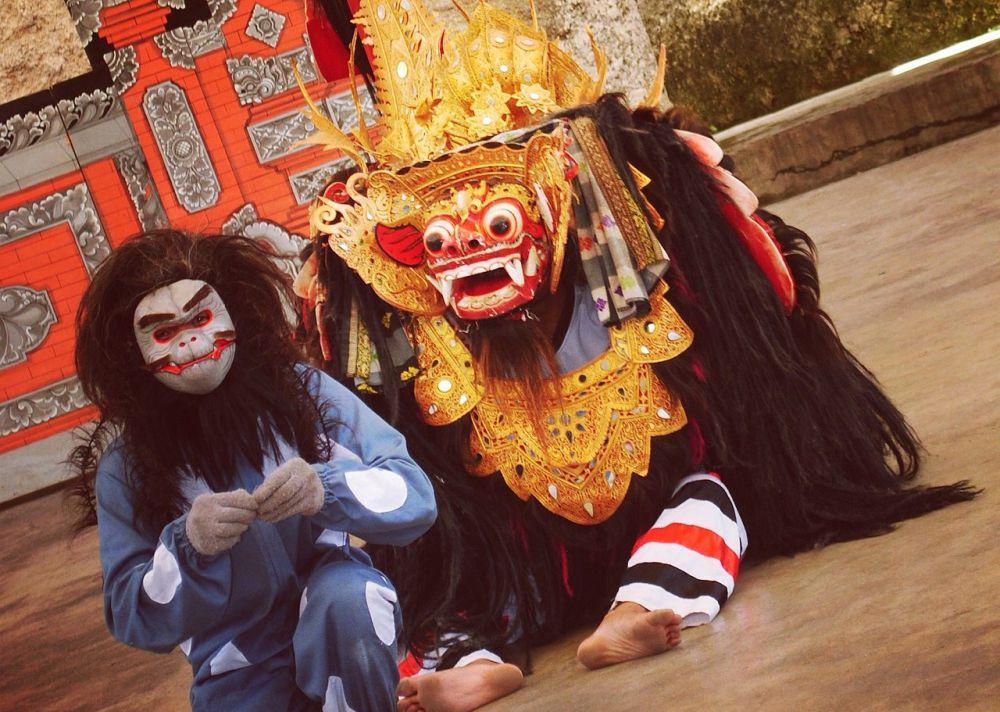 Barong ket (kanan) dalam suatu pentas hiburan untuk wisatawan. (Pixabay.com/zabiabidin)