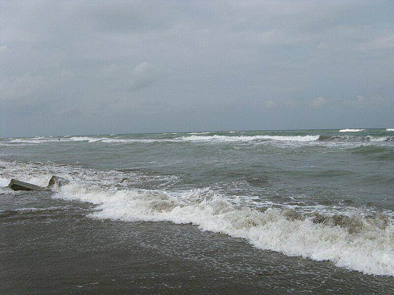 salah satu bagian pesisir dari Laut Kaspia (commons.wikimedia.org/Mahdiz)