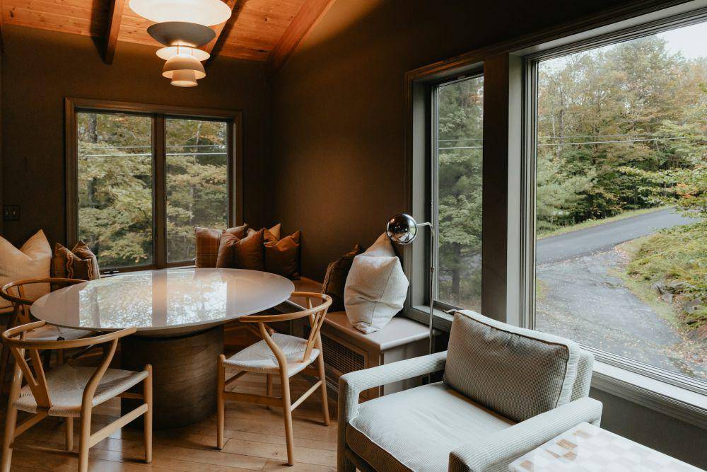 Banquette seating (unsplash.com/Clay Banks)