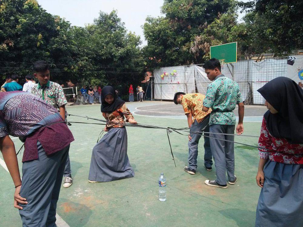 Lomba memasukkan paku ke botol (x.com/osissman7bekasi)