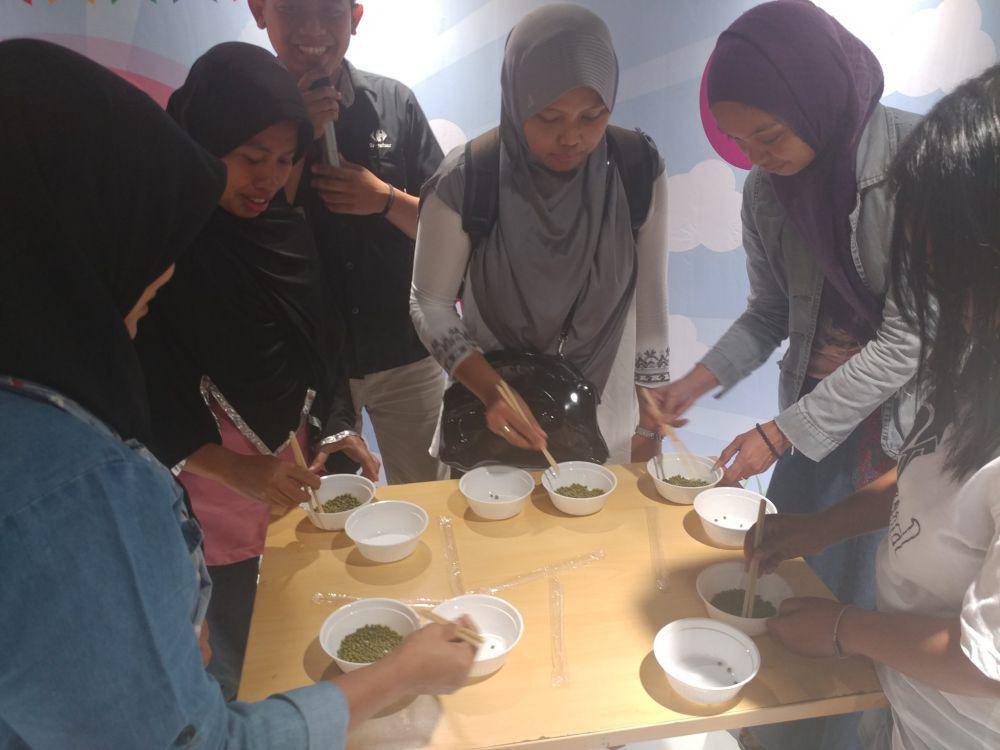 Lomba memindahkan kacang dengan sumpit (twitter.com/Transmart_IND)