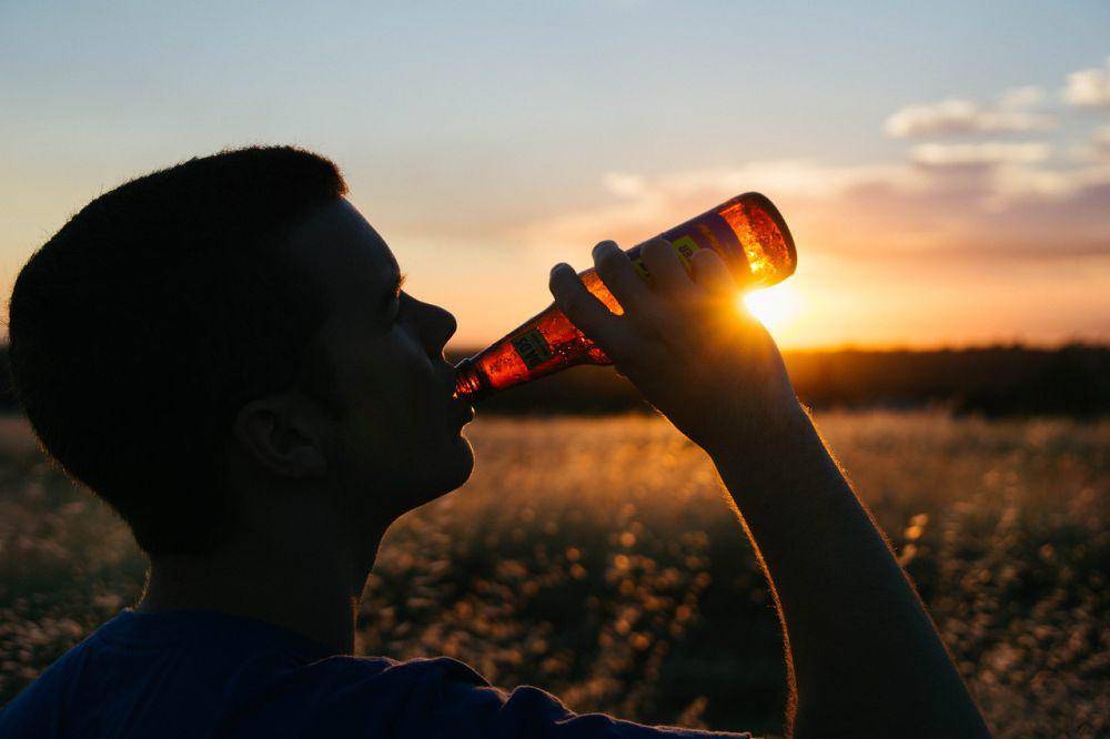 ilustrasi pria minum minuman botol (pixabay.com/StockSnap)