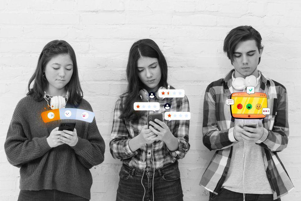 People with social media (https://www.freepik.com/free-photo/customer-experience-creative-collage)