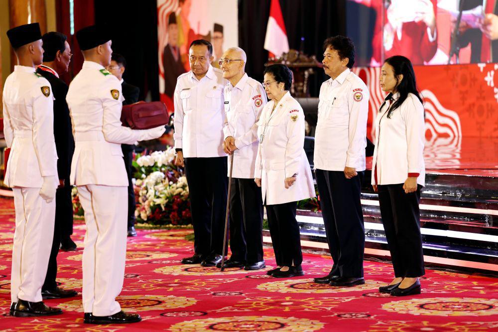 Ketua Dewan Pengarah BPIP, Megawati Soekarnoputri, menyerahkan bendera pusaka merah putih kepada Gubernur dan Pj Gubernur se-Indonesia, menjelang peringatan HUT ke-79 RI (dok. PDIP)