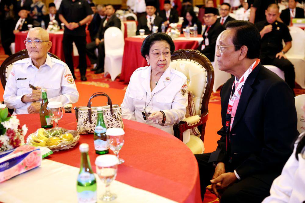 Ketua Dewan Pengarah BPIP, Megawati Soekarnoputri, menyerahkan bendera pusaka merah putih kepada Gubernur dan Pj Gubernur se-Indonesia, menjelang peringatan HUT ke-79 RI (dok. PDIP)