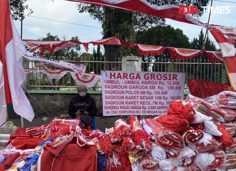 Omzet Penjual Bendera Merah Putih di Medan Menurun hingga 50 Persen