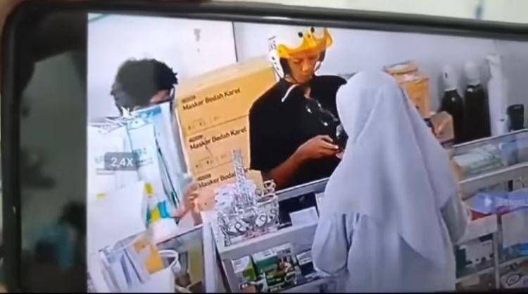 Tangkapan layar cctv saat pelaku beraksi. (Dok. Istimewa)