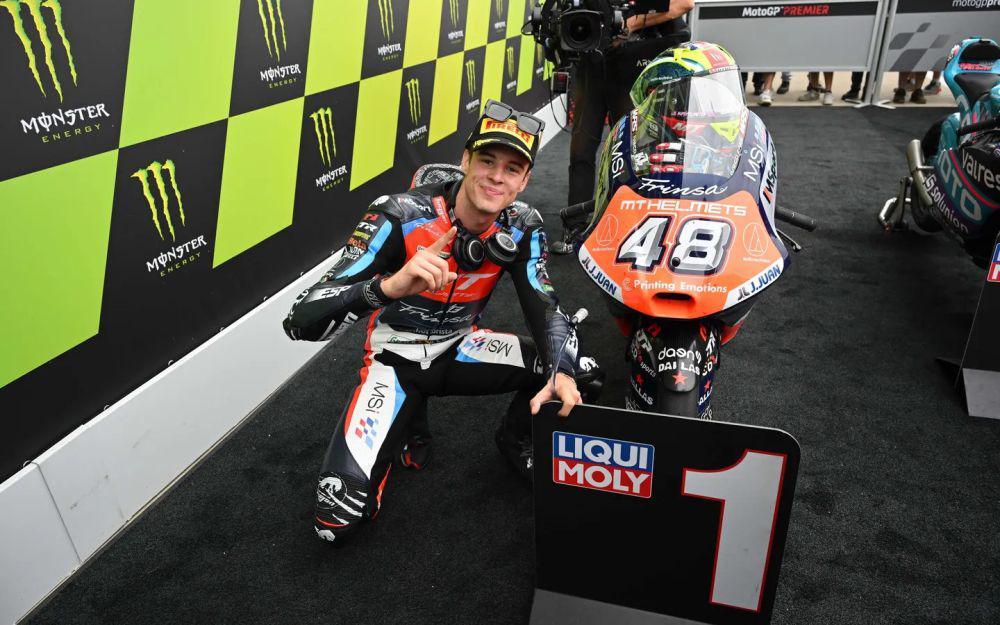 Ivan Ortola berpose di samping motor miliknya selepas balapan GP Inggris 2024. (motogp.com)
