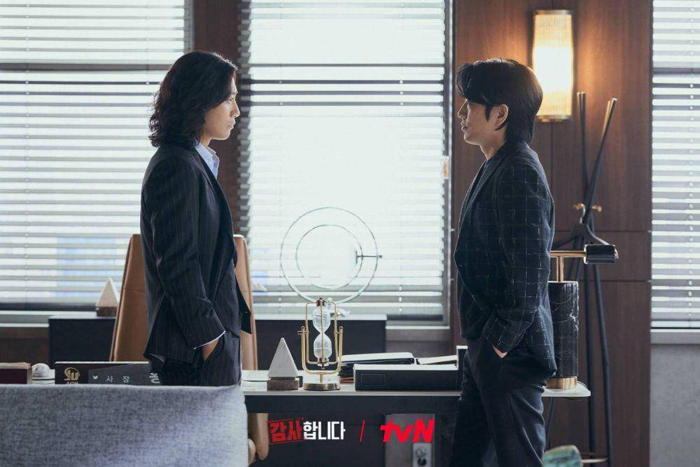 Hwang Dae Woong (Jin Goo) dan Hwang Se Woong (Jung Moon Sung) dalam drama The Auditors (dok. tvN/The Auditors)